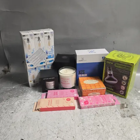 APPROXIMATELY 15 ASSORTED HOUSEHOLD ITEMS TO INCLUDE SCENTED CANDLES, LIGHTBULBS, SOY WAX MELTS, ETC