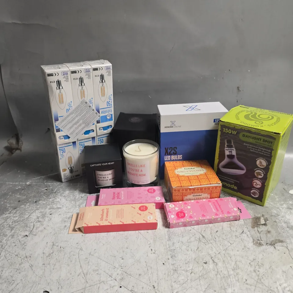 APPROXIMATELY 15 ASSORTED HOUSEHOLD ITEMS TO INCLUDE SCENTED CANDLES, LIGHTBULBS, SOY WAX MELTS, ETC