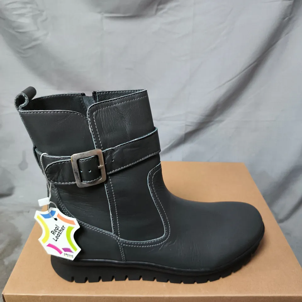 BOXED PAIR OF ADESSO WOMEN'S BLACK LEATHER BUCKLE ANKLE BOOTS – UK 6 (EU 39)