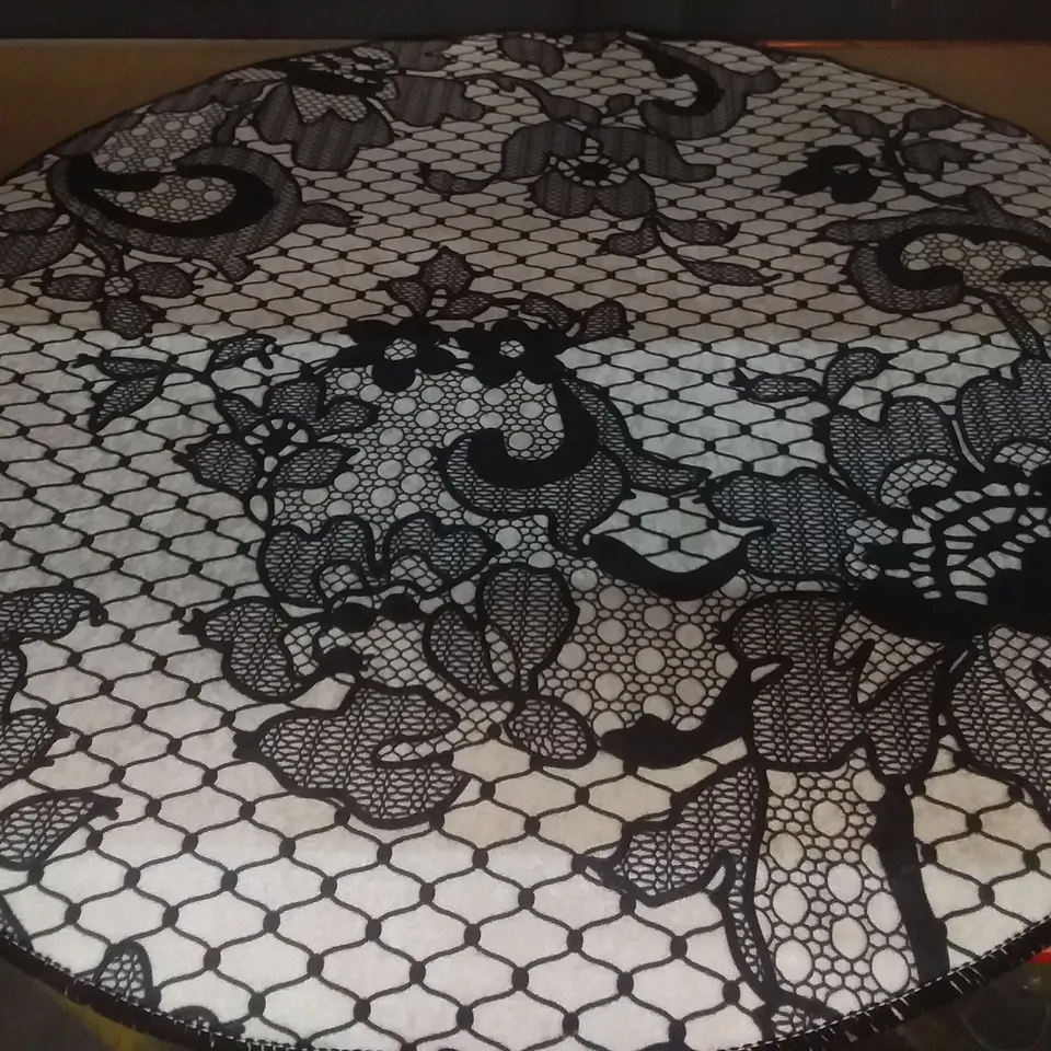 LACE DJT BLACK AND WHITE BATHMAT 