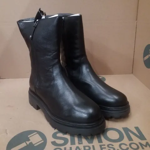 BOX CONTAINING APPROXIMATELY 5 PAIRS OF BRAND NEW SIMPLY BE BLACK BREENER WIDE LEATHER BOOTS - SIZE 6