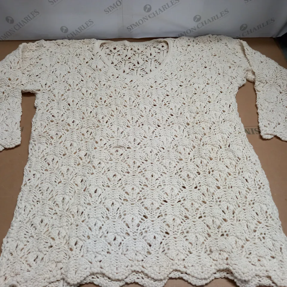 LOT OF 15 AS NEW KNITTED V-NECK JUMPERS IN ECRU - SIZE UNSPECIFIED