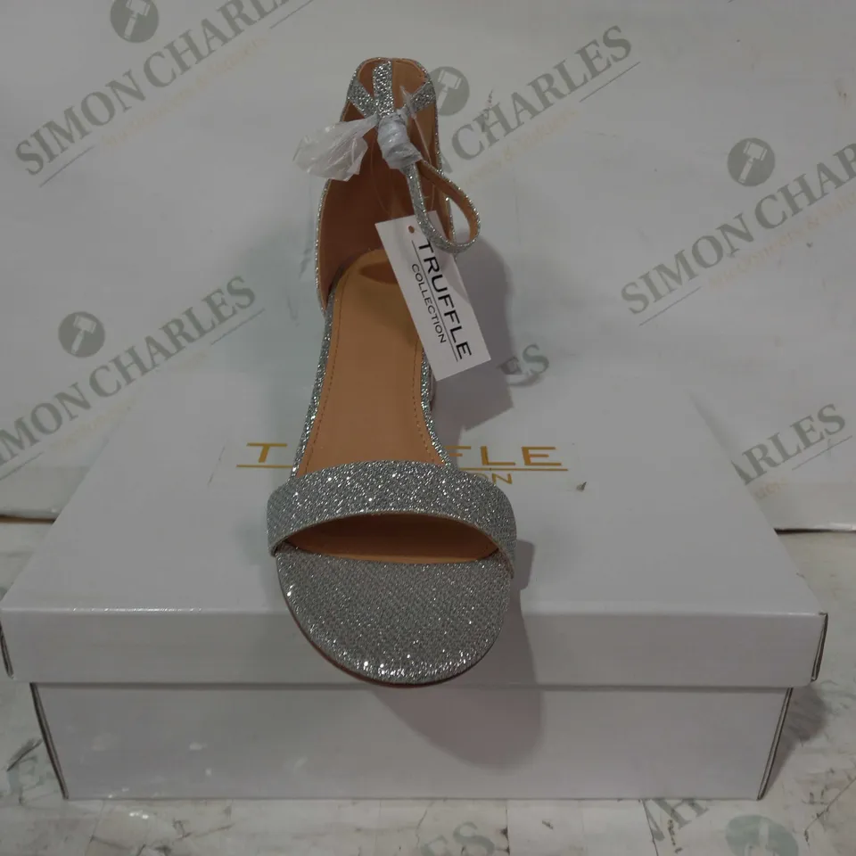 BOXED PAIR OF TRUFFLE COLLECTION LOW BLOCK HEEL OPEN TOE SANDALS IN METALLIC SILVER W. GLITTER EFFECT EU SIZE 38