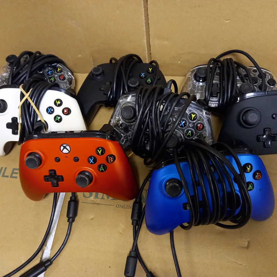 LOT OF 8 XBOX GAMEPADS