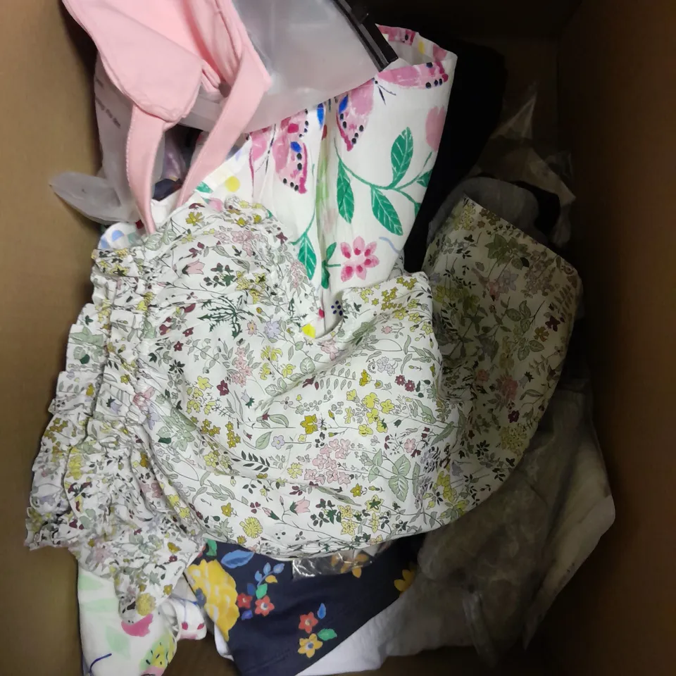 APPROXIMATELY 20 ASSORTED CHILDRENS CLOTHING PRODUCTS IN AGES RANGING FROM 0-5YRS