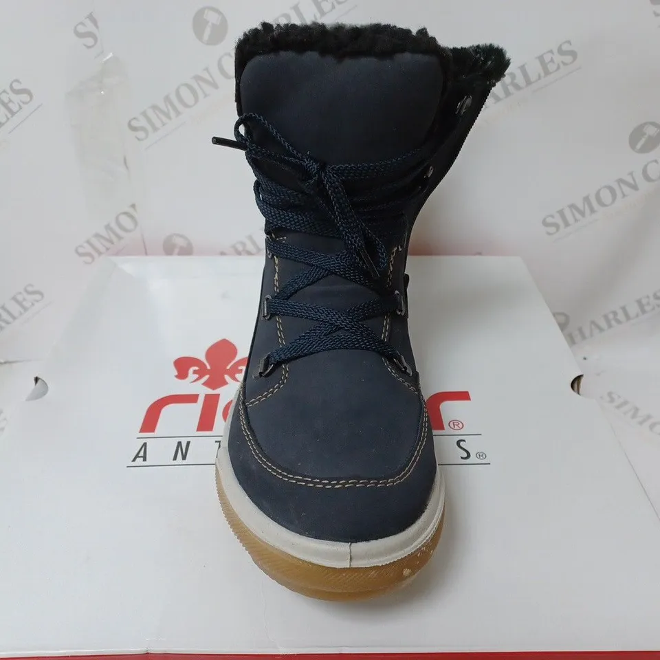 BOXED PAIR OF RIEKER WATER RESISTANT WARM LINED HIKING BOOTS, NAVY - SIZE 7.5