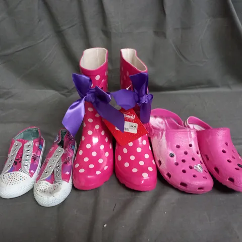 APPROXIMATELY 10 PAIRS OF ASSORTED KIDS SHOES IN VARIOUS STYLES AND SIZES