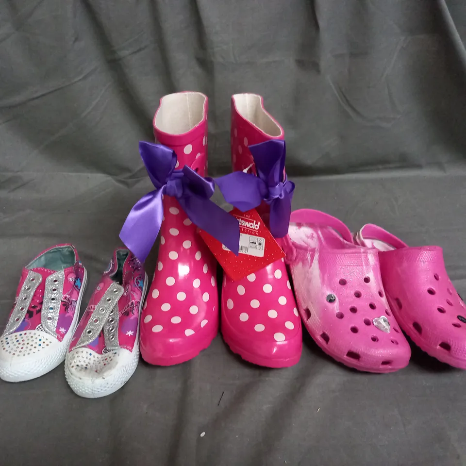 APPROXIMATELY 10 PAIRS OF ASSORTED KIDS SHOES IN VARIOUS STYLES AND SIZES 