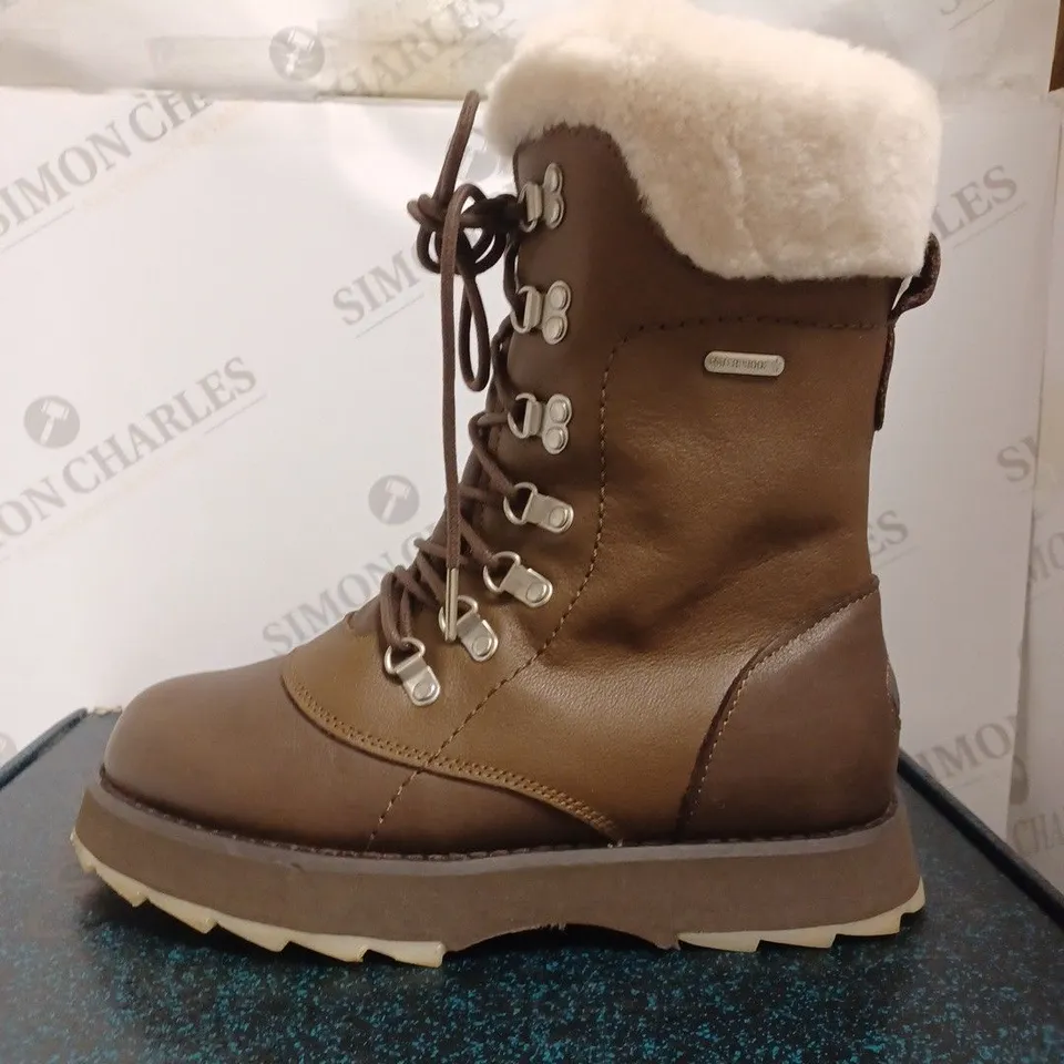 BOXED EMU AUSTRAILIA COMORO LEATHER BOOTS, OAK - SIZE 6