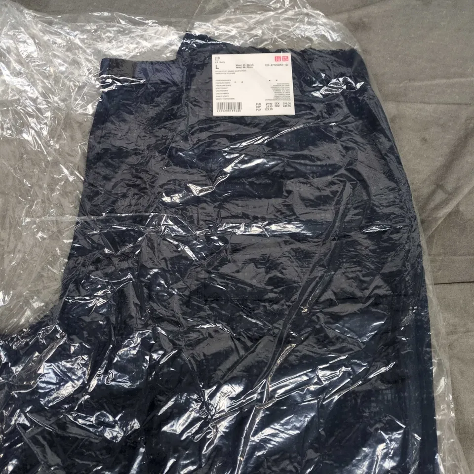 UNIQLO NYLON UTILITY GEARED SHORTS PRINT – NAVY, SIZE L (WAIST 33–36 IN)