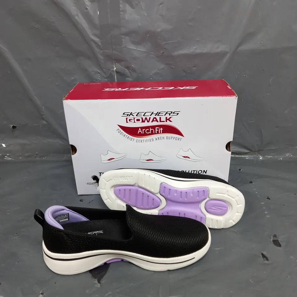 BOXED SKETCHERS GO WALK ARCH FIT SHOES WOMENS SIZE 9