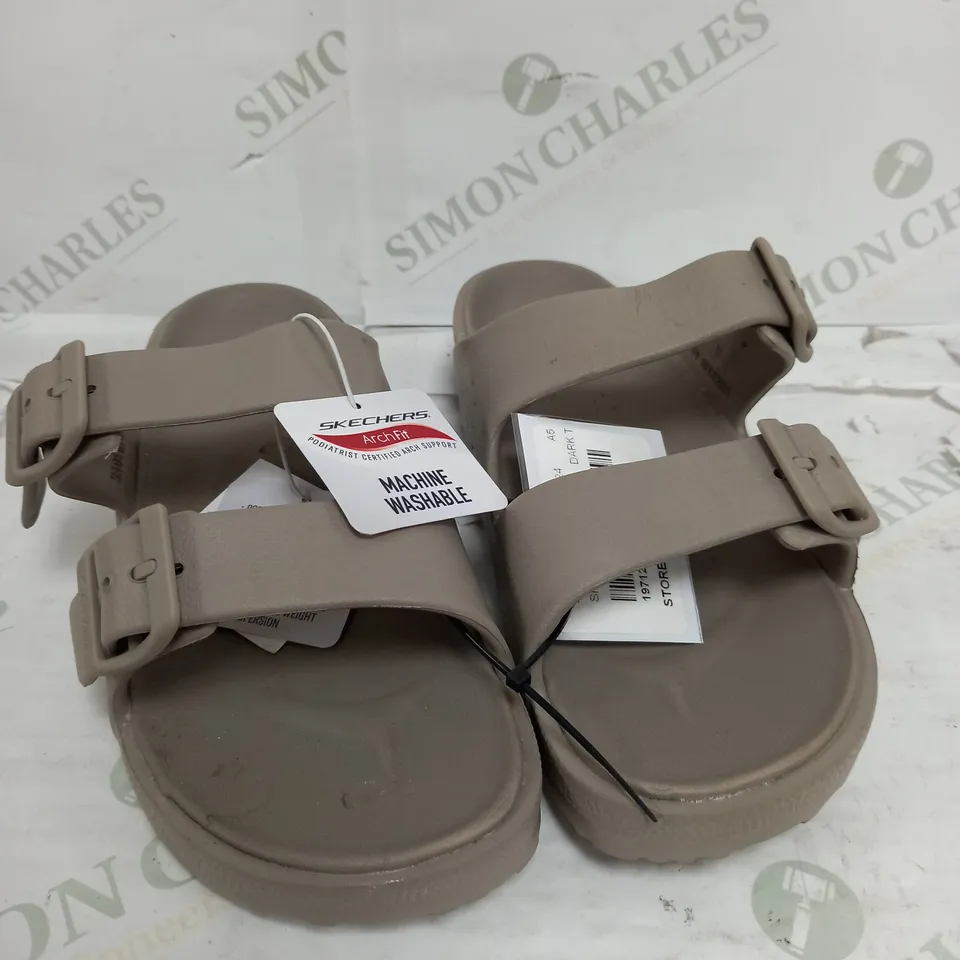 BOXED PAIR OF SKECHERS ARCH FIT FOAMIES SLIDE SANDALS IN DARK TAUPE SIZE 5