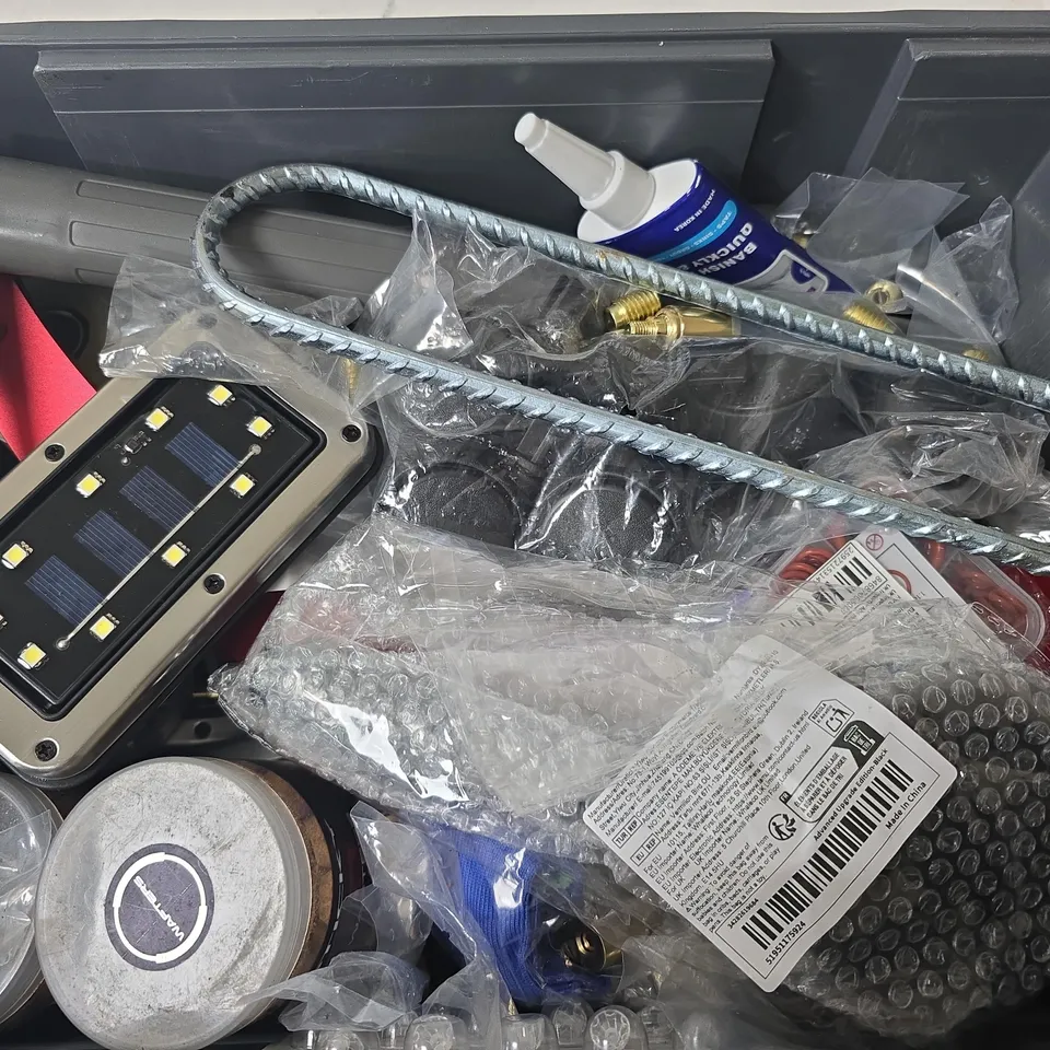 APPROXIMATELY 12 ASSORTED HOUSEHOLD ITEMS TO INCLUDE MOULD MAGIC, STICKY ACTIVE WAFTERS, AQUARIUM DECORATION STONES, ETC
