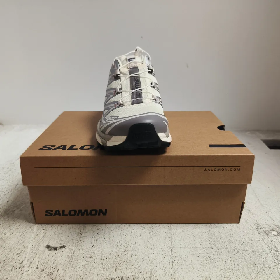 BOXED PAIR OF SALOMON XT-6 TRAINERS IN VANILLA ICE/SILVER/LILAC ASH SIZE UK 4.5