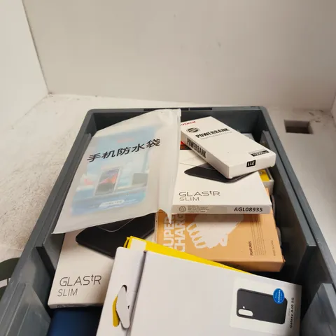 APPROXIMATELY 20 ASSORTED ITEMS INCLUDING POWERBANKS AND CHARGERS 