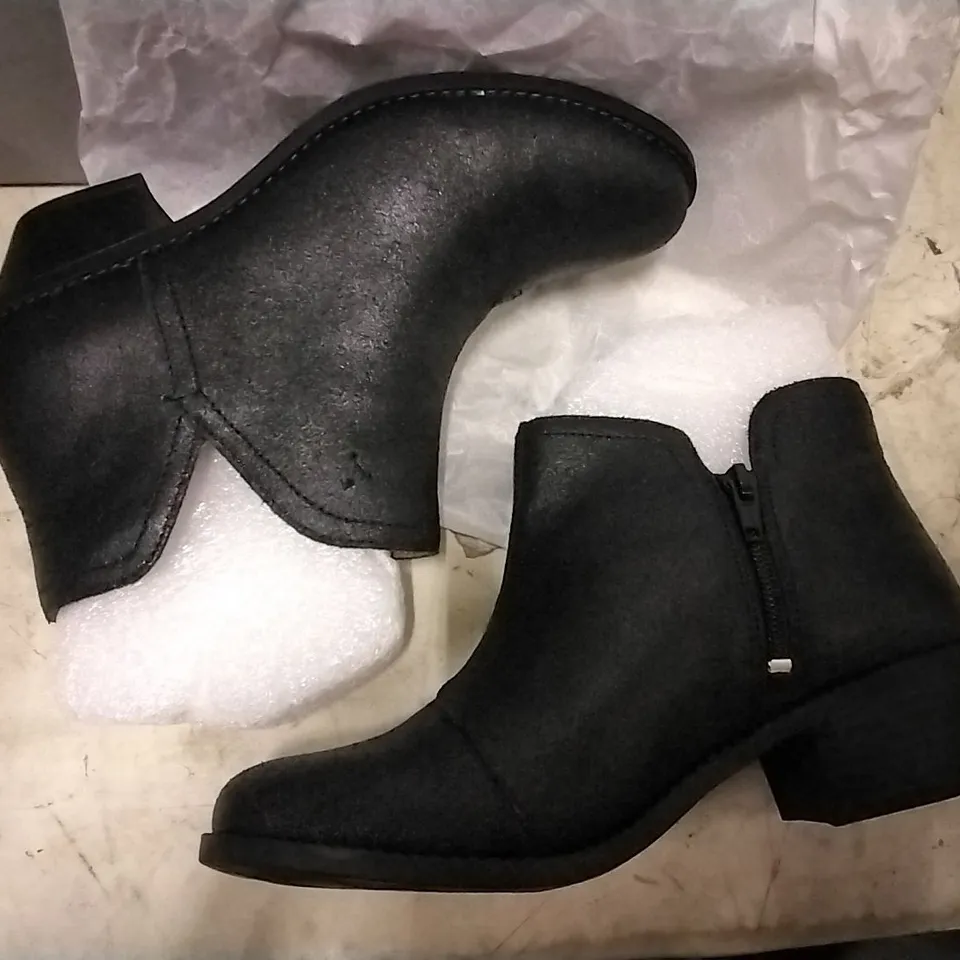 3 SHOE BOXES OF VIONIC SHOES INCLUDING 2 × FELICITY LIV METALLIC ANKLE BOOTS BLACK SIZE 4, HONOR DAYNA LOAFERS GREY SIZE 6