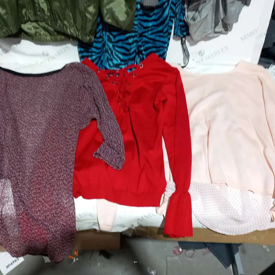 APPROXIMATELY 8 ITEMS OF ASSORTED CLOTING TO INCLUDE; LOCA PEOPLE, PRETTY LITTLE THINGS, NOCOLE AND ZARA