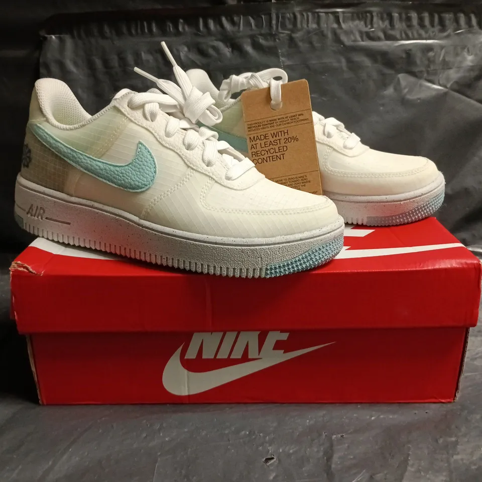BOXED PAIR OF NIKE AIR SHOES IN CREAM/LIGHT BLUE SIZE UK 4