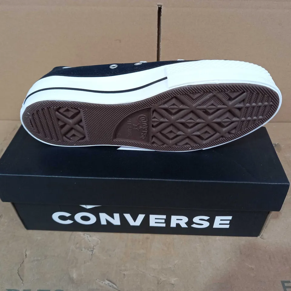 BOXED PAIR OF DESIGNER SHOES IN THE STYLE OF CONVERSE IN BLACK UK SIZE 6