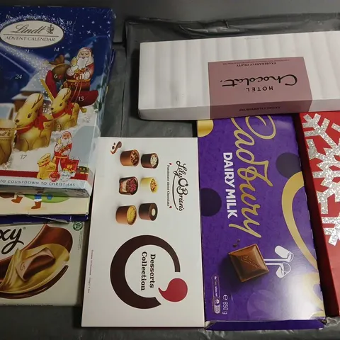 LOT OF 8 ASSORTED CHOCOLATE ITEMS TO INCLUDE HOTEL CHOCOLATE, LINDT AND CADBURYS