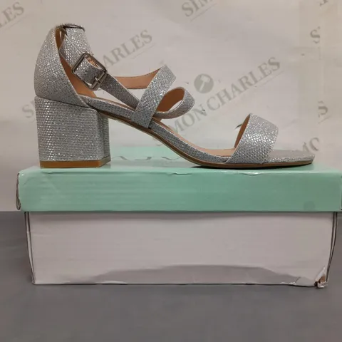 BOXED PAIR OF AJVANI COLLECTION OPEN TOE LOW BLOCK HEEL SANDALS IN SILVER W. GLITTER EFFECT UK SIZE 5