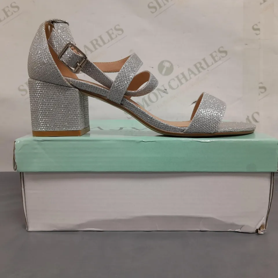 BOXED PAIR OF AJVANI COLLECTION OPEN TOE LOW BLOCK HEEL SANDALS IN SILVER W. GLITTER EFFECT UK SIZE 5