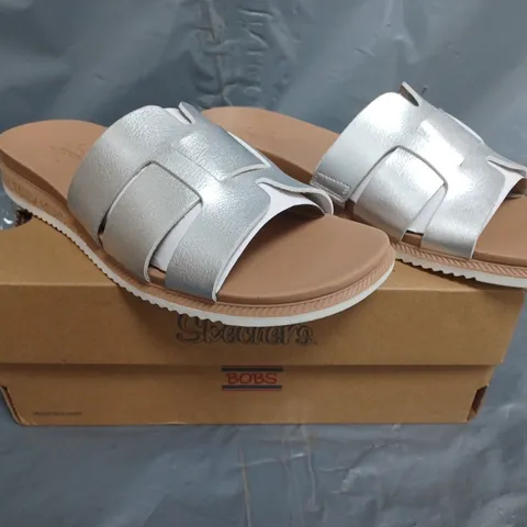 BOX OF APPROXIMATELY BOBS FROM SKECHERS SLIDE SANDALS IN METALLIC SILVER SIZE 5.5