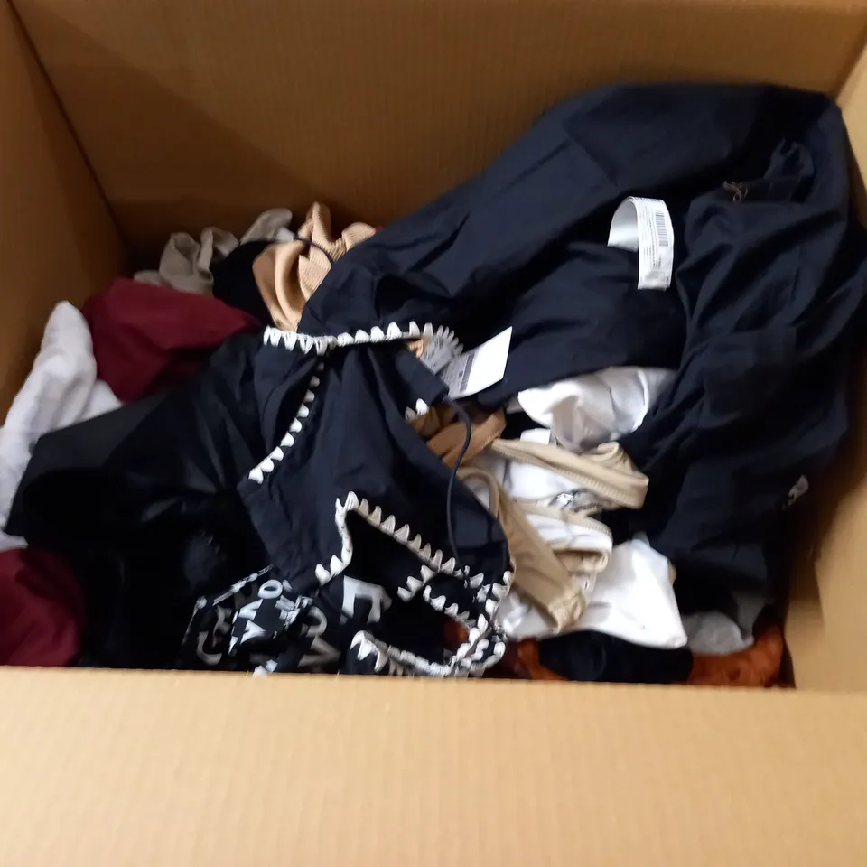 LARGE QUANTITY OF ASSORTED CLOTHING ITEMS TO INCLUDE QUIZ, PRETTYLITTLETHING AND OCCASIONAL DRESS