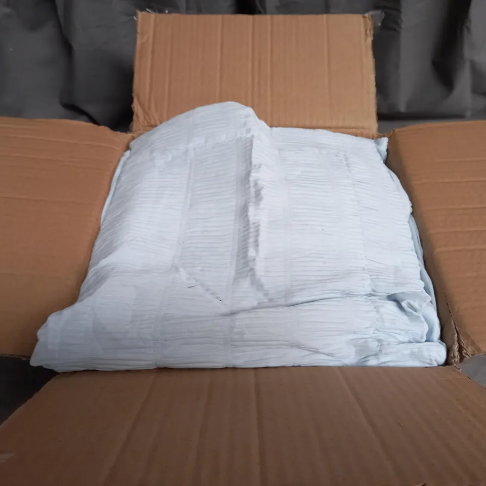 BOXED STRIPED SUPERSOFT 6 PIECE DUVET SET IN LIGHT BLUE - DOUBLE