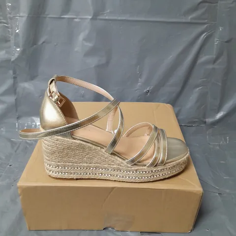 WOMENS WEDGE SHOES SIZE UNSPECIFIED