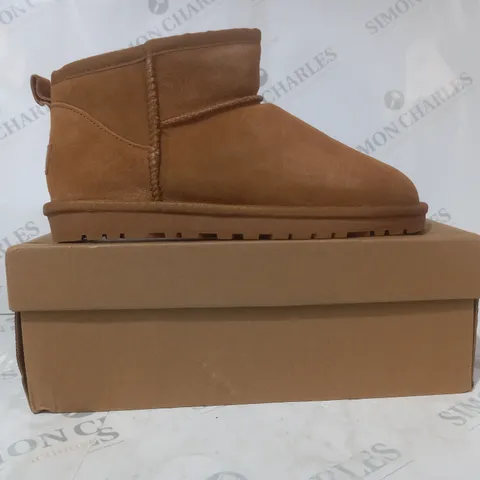 BOXED PAIR OF UGG SHOES IN TAN UK SIZE 7
