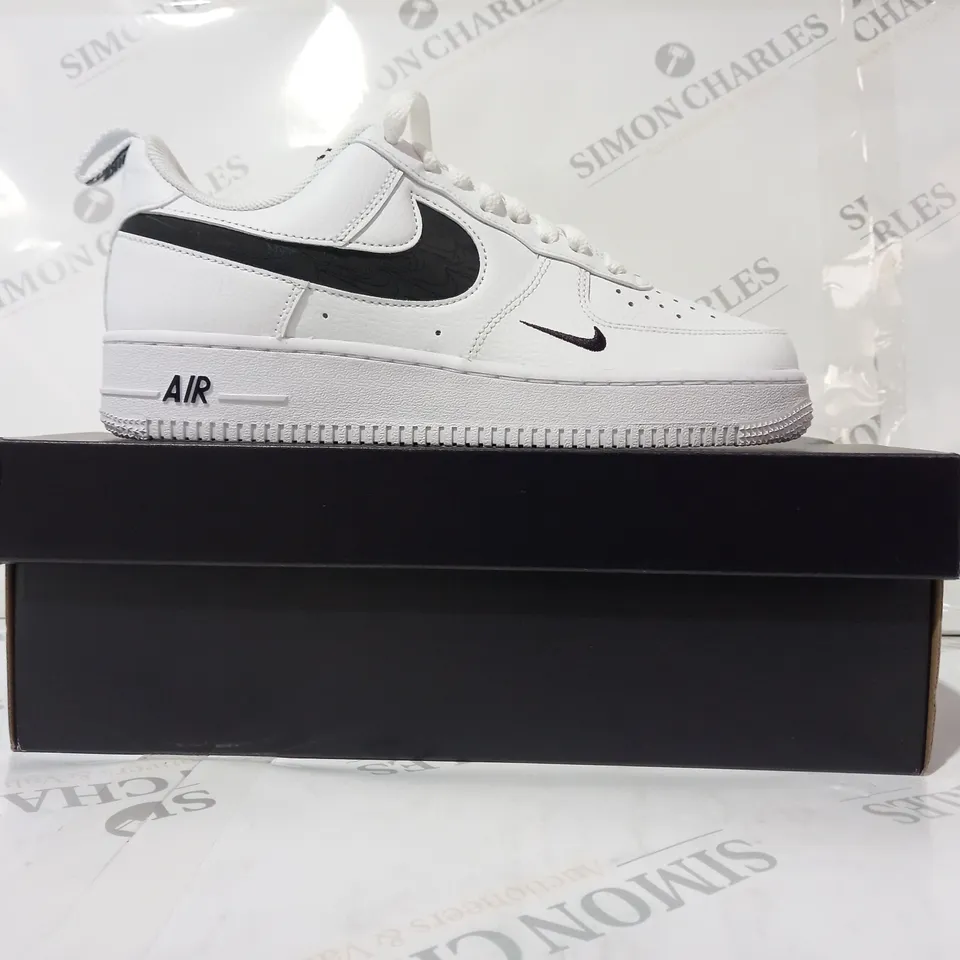 BOXED PAIR OF NIKE AIR FORCE 1 '07 LV8 SHOES IN WHITE/BLACK UK SIZE 6.5