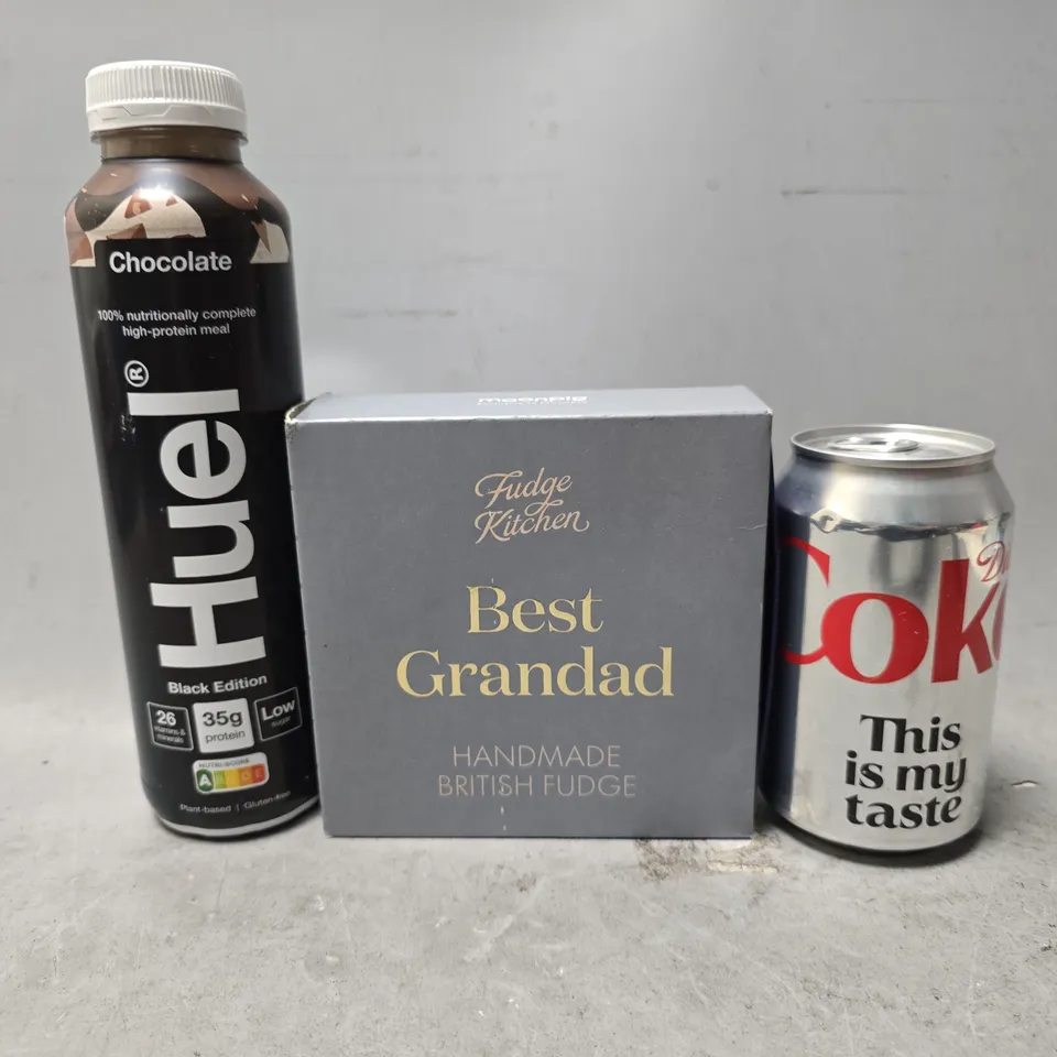 APPROXIMATELY 15 ASSORTED FOOD & DRINK ITEMS TO INCLUDE - HUEL CHOCOLATE , DIET COKE , FUDGE KITCHEN BEST GRANDAD