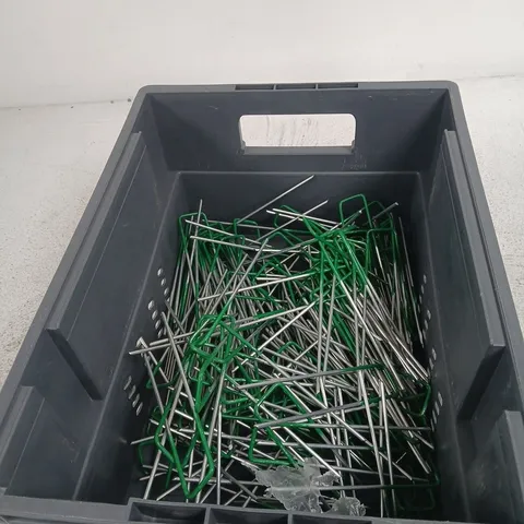 TOTE OF APPROXIMATELY 100 U SHAPED GARDEN FIXING PINS
