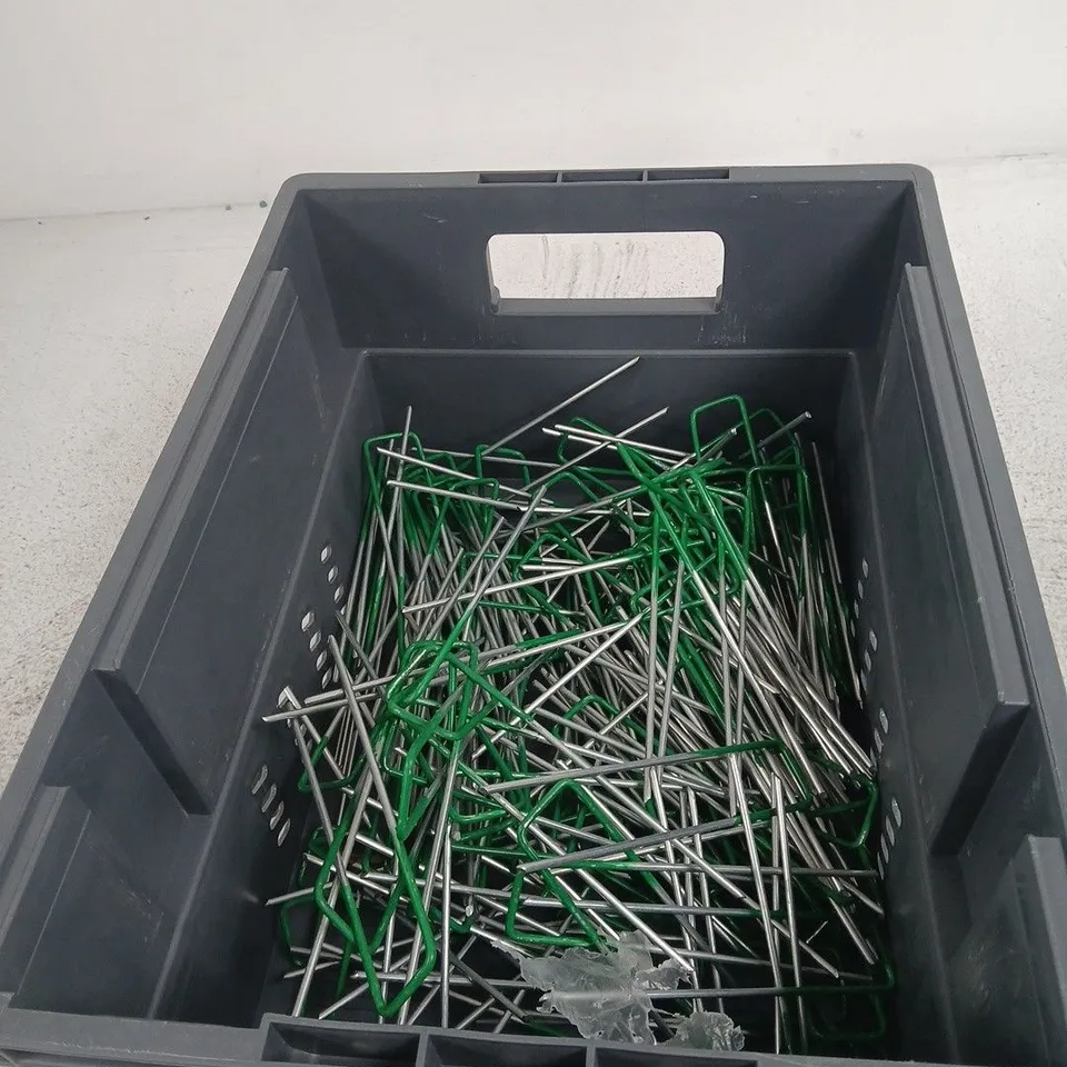TOTE OF APPROXIMATELY 100 U SHAPED GARDEN FIXING PINS