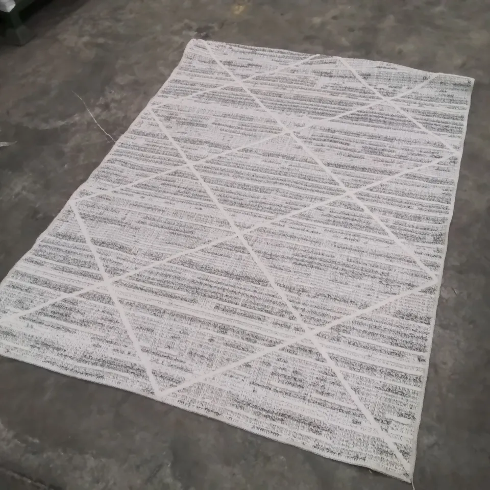 QUALITY DESIGNER AREA RUG - APPROXIMATELY 160X115CM