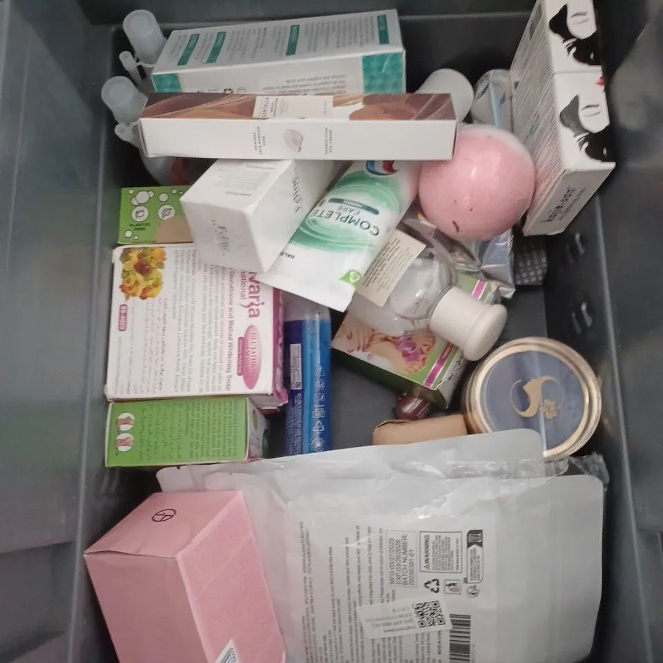 APPROXIMATEY 20 HEALTH AND BEAUTY PRODUCTS TO INCLUDE LISTERINE MOUTHWASH, GIVE ME HAIR MASK AND SIMPLY VENUS RAZORS