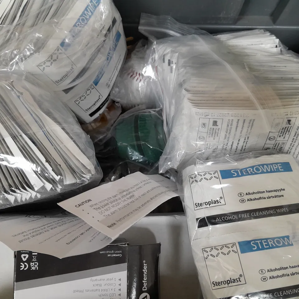 BOX OF APPROXIMATELY 11 ASSORTED ITEMS TO INCLUDE - OXFORD MONSTER LOCK , BASEBALL, MKA TORCH ETC