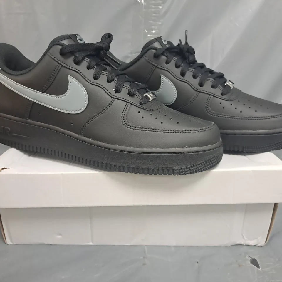 BOXED PAIR OF NIKE AIR FORCE 1 '07 SHOES IN BLACK/GREY SIZE UK 10