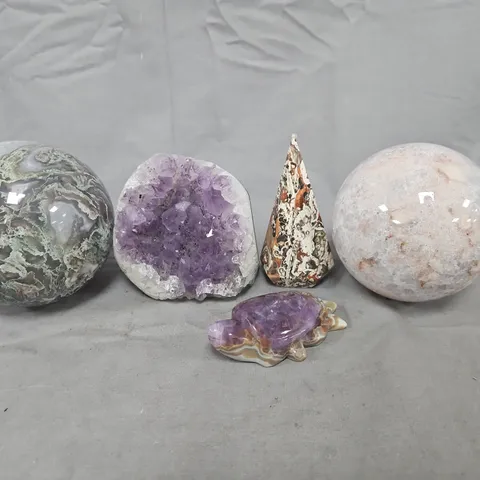 APPROXIMATELY 10 ASSORTED HOUSEHOLD ITEMS TO INCLUDE DECORATIVE CRYSTALS, ETC