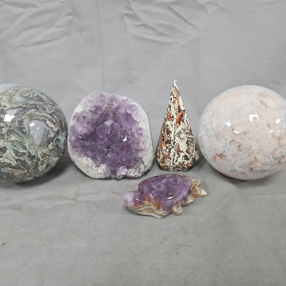APPROXIMATELY 10 ASSORTED HOUSEHOLD ITEMS TO INCLUDE DECORATIVE CRYSTALS, ETC