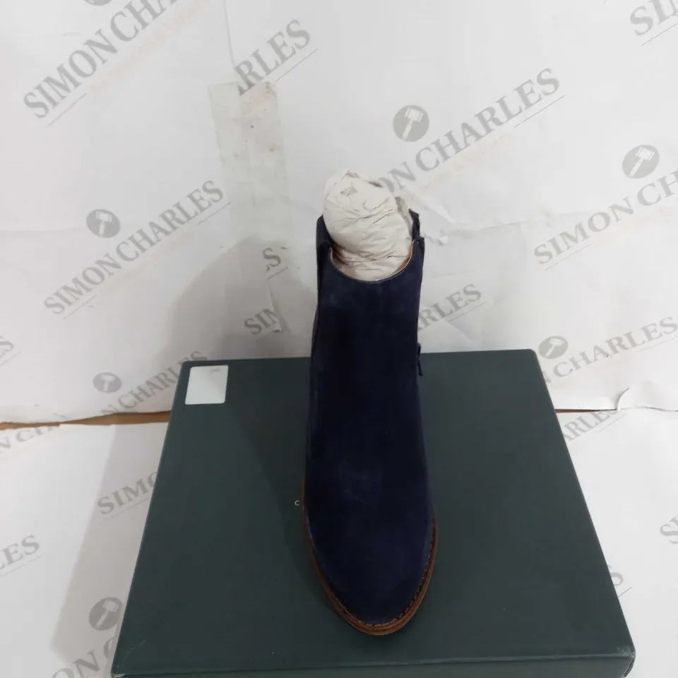 BOXE PAIR OF CREW CLOTHING COMPANY FRANKIE BOOT NAVYCALF SIZE 37