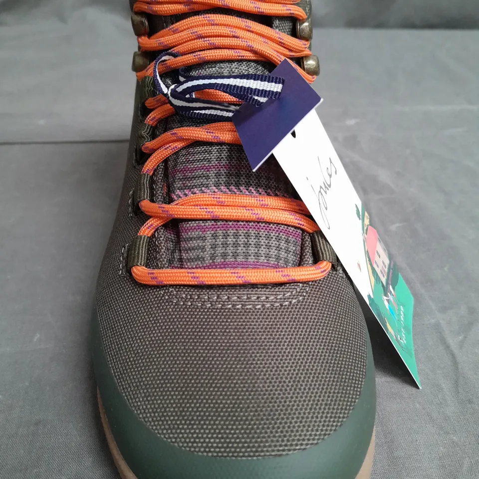 BOXED PAIR OF JOULES CHEDWORTH KHAKI BOOTS SIZE UK 4 