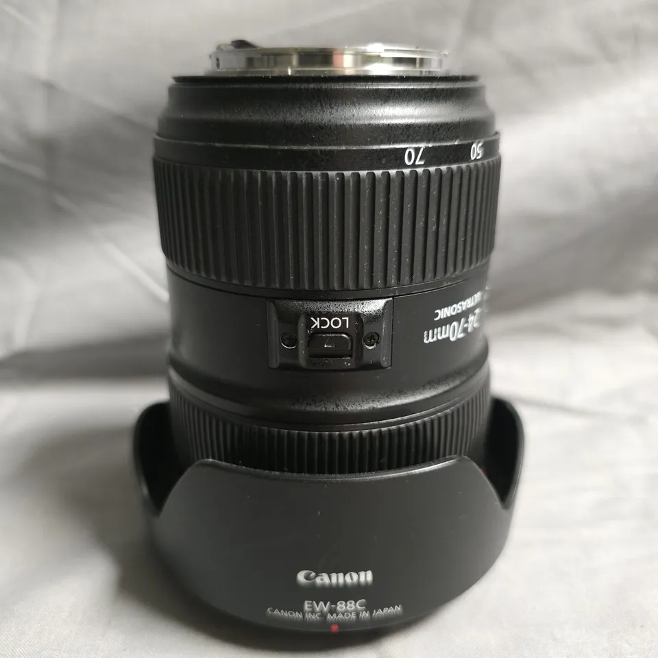 CANON EF 24-70MM F/2.8L USM ZOOM LENS – HOOD EW-88C + FRONT CAP
