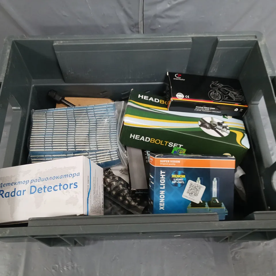 APPROXIMATELY 20 ASSORTED CAR AND VEHICLE ACCESSORIES TO INCLUDE; HEAD BOLTS, XENON LIGHT BULBS AND RADAR DETECTOR