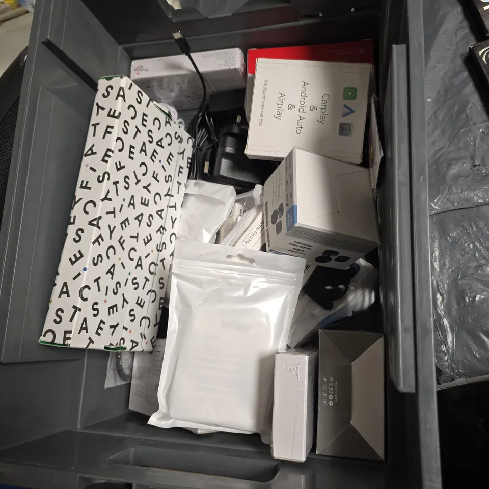 LARGE QUANTIY OF ASSORTED ELECTRICAL ACCESSORIES