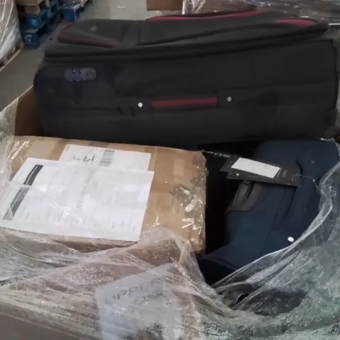 PALLET CONTAINING APPROXIMATELY 5 SUITCASES