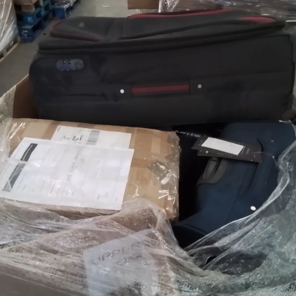PALLET CONTAINING APPROXIMATELY 5 SUITCASES