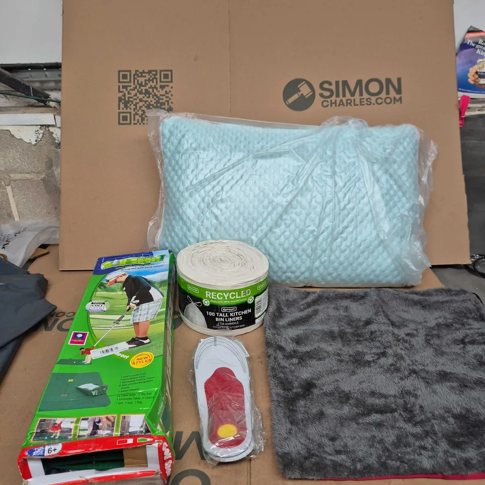 BOX OF APPROXIMATELY 5 ASSORTED ITEMS INCLUDING BANQUET 100 TALL KITCHEN BIN LINERS, GOLF SPORT  MINI GOLF SPORT GAME AND SHOE INSOLES 
