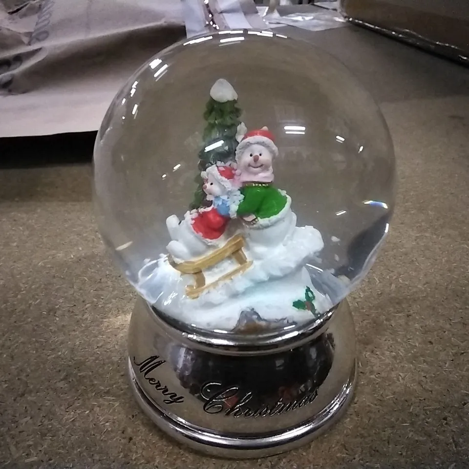 BAGGED SNOWMEN AND SLEIGH COLOUR CHANGING SNOW GLOBE